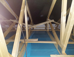 Zateplení stropu novostavby bungalovu pomocí foukané izolace